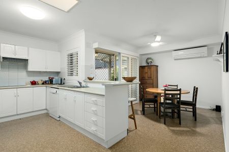 Large Single Level Villa! - Photo 3