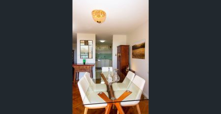 Fully Furnished 2 Bedroom Harry Seidler Townhouse Apartment with Northerly Harbour Views - Photo 5