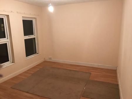 Lovely 3 bedroom Semi – Detached house available Bedford - Photo 5