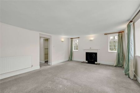 Five bedroom detached Farmhouse set within 125-acre estate in Windlesham - Photo 4