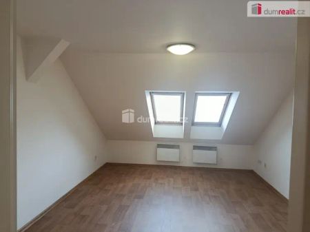 Pěkný podkrovní byt 1+kk, Praha 10 - Strašnice - Photo 2