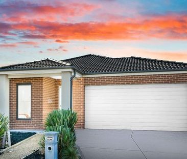 Modern 5 Bedroom Family Home in Upper Point Cook! - Photo 6