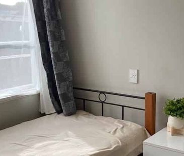 Spacious 3 bedrooms property in central location - Photo 2
