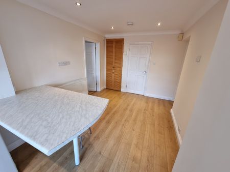 6 Bed Student Accommodation - Photo 2