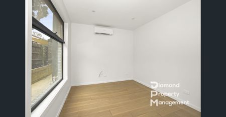 Luxurious Townhouse Living with Cutting-Edge Features - Photo 4