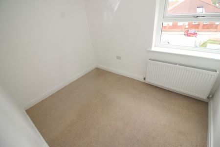 3 Bedroom Terraced House - Photo 2