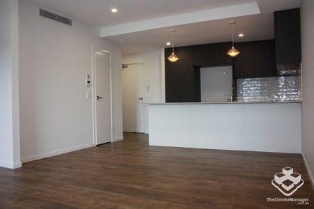 AVAILABLE SOON - LUXURY Unfurnished 2 bed 2 bath 1 Basement Carpark + basement storage - Photo 2