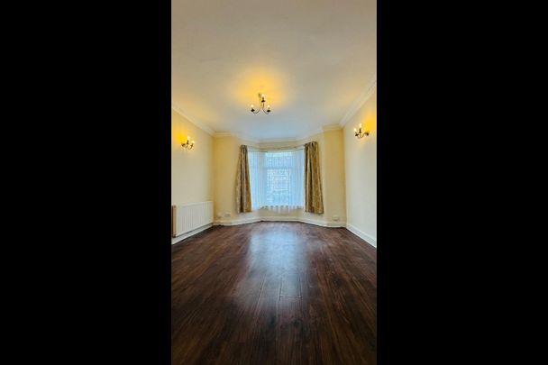 3 Bed End Terrace, Lambourne Road, IG3 - Photo 1