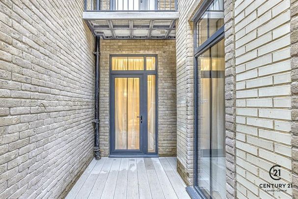 4 bedroom mews to rent - Photo 1