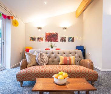 Stylish kitchen and hair/makeup station! - Photo 1