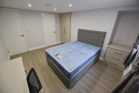 3 bedroom Flat in Cardigan Road, Leeds - Photo 4