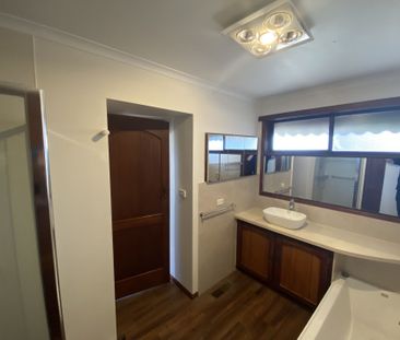 14 Yvonne Street, Wendouree - Photo 4