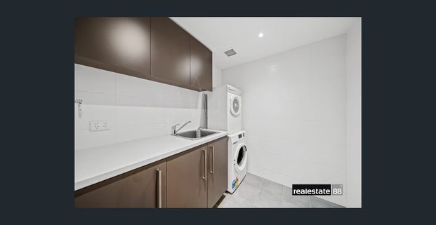 ELEGANCE & SPACE IN THE HEART OF BURSWOOD! - Photo 1