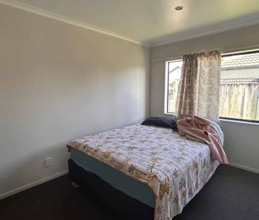 Family Living on Featherston Street - Photo 4