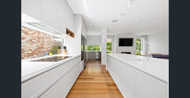 LUXURIOUS FAMILY LIVING IN THE HEART OF PARKDALE! - Photo 1