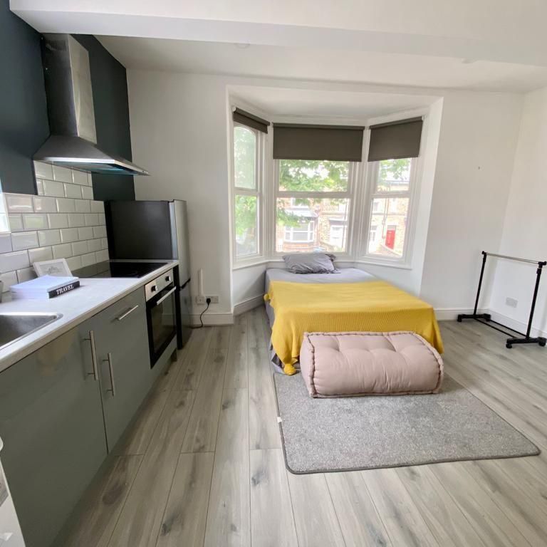 Studio to rent - Photo 1