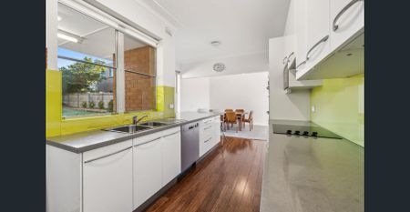 Classic family home in private setting - Photo 5