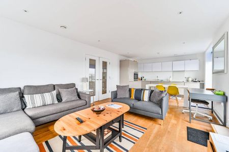 3 bedroom flat to rent - Photo 2