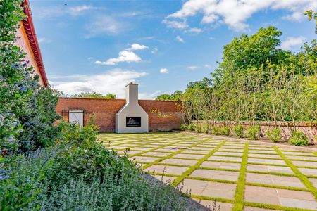 Exceptional luxury home in West Cheshire with swimming pool, stables, wonderful gardens and option for business space - Photo 5