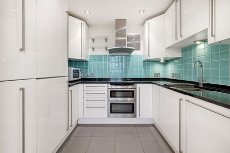 A spacious three bedroom, two bathroom ground floor apartment set within a period building on Queens Gate Terrace in the heart of South Kensington. - Photo 4