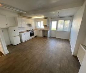 2 bedroom semi-detached house to rent - Photo 4