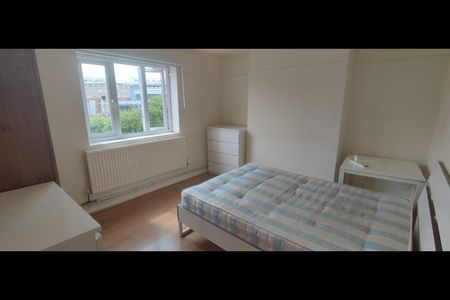 4 Bed Flat, Sir Alexander Road, W3 - Photo 3