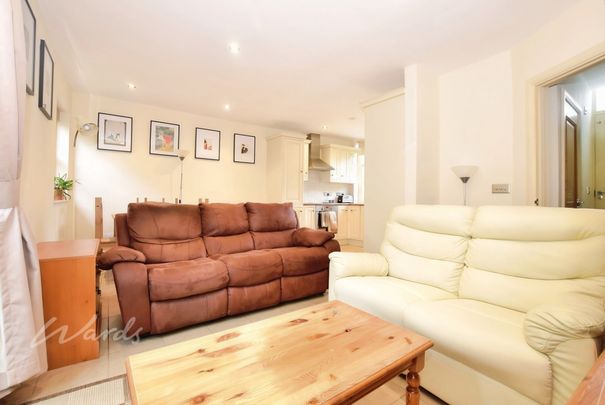 2 bedroom mews house to rent - Photo 1