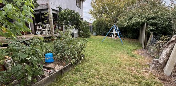 Peaceful Family Living in Te Atatu Peninsula - Photo 2