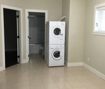 $2200 / 2br 2 bedrooms 1 bathrooms UPSTAIR for rent (Qeensbrourogh) - Photo 1