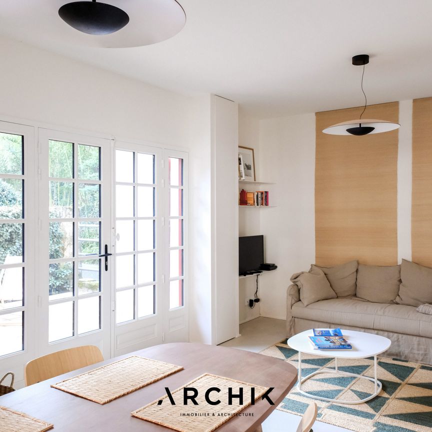 Architecture des années 30, cette belle copropriété située au coeur du quartier du Pyla accueille en rez-de-jardin un appartement de 55 m2 au cadre idyllique. - Photo 1