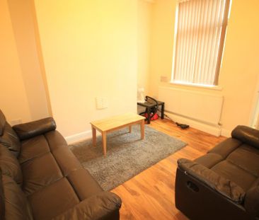 4 bedroom end of terrace house to rent - Photo 1