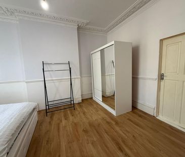 One Bedroom flat with separate kitchen off ilford lane- £1450 inclu... - Photo 5