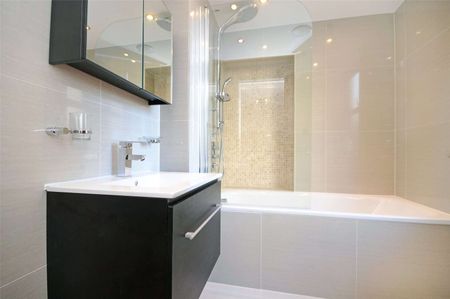 Refurbished three bedroom flat set over the first floor of a smart modern gated apartment block. - Photo 4