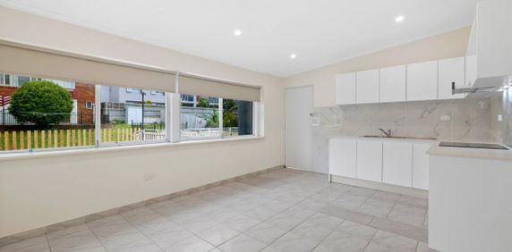 Light and Spacious 2 Bedroom Apartment - Photo 2