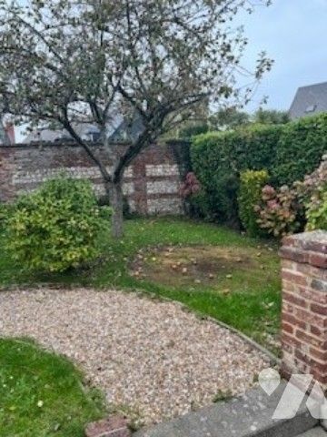 YVETOT PLEIN CENTRE, maison de 90.92m² avec jardin comprenant trois chambres, garage, véranda. - Photo 5