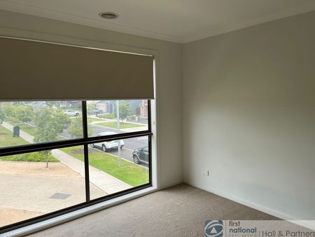 Spacious, Modern Four Bedroom Townhouse - Photo 3
