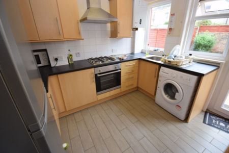 4 Bedroom House To Rent in Charminster - £1,840 pcm Tenancy Info - Photo 5