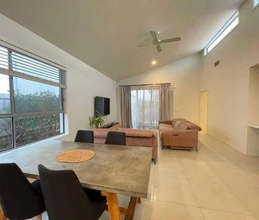 PREMIUM FAMILY LIVING IN ROCHEDALE! - Photo 1