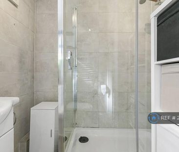 1 bedroom in a flat share to rent - Photo 4