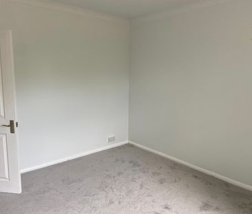 Large Detached Two Bedroom Bungalow To Let in Collier Row - Photo 6