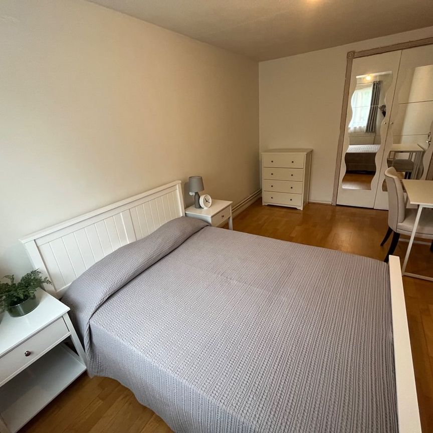 Room in a Shared House, Usk Road, SW11 - Photo 1