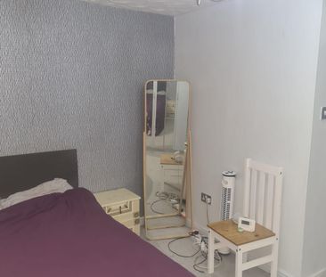1 bedroom in a house share to rent - Photo 5