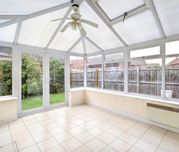 4 bedroom semi-detached house to rent - Photo 2