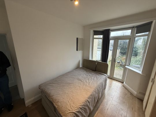 Room in a Shared House, Selborne Gardens, NW4 - Photo 1