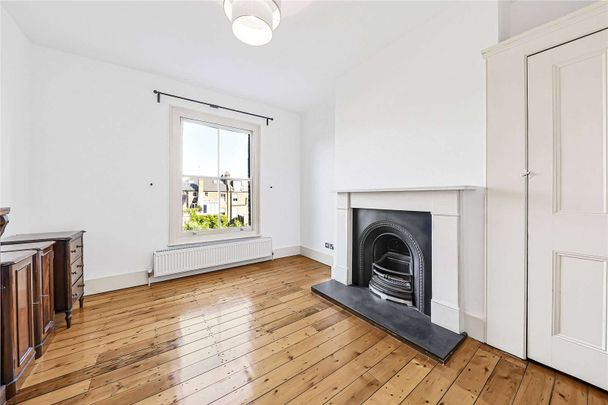 NOT SHARER FRIENDLY - Recently refurbished, mid-terraced, five bedroom family house. - Photo 1