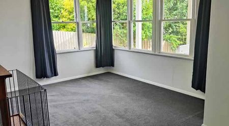 3BR Home in Marchwiel! Lawns included! - Photo 3