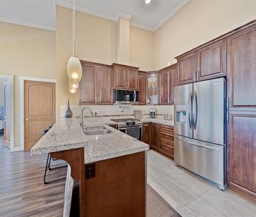 Spacious Top-Floor Unit with Solarium - Photo 1