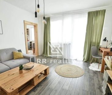 Na prenájom priestranný 1-izb.byt s loggiou po rekonštrukcii - Fotografia 2