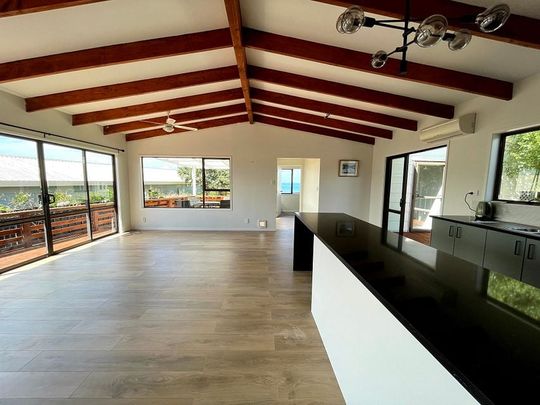 4 bedroom 2 bathroom modern living - Photo 1