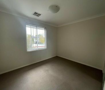 Picture perfect townhouse! - Photo 3